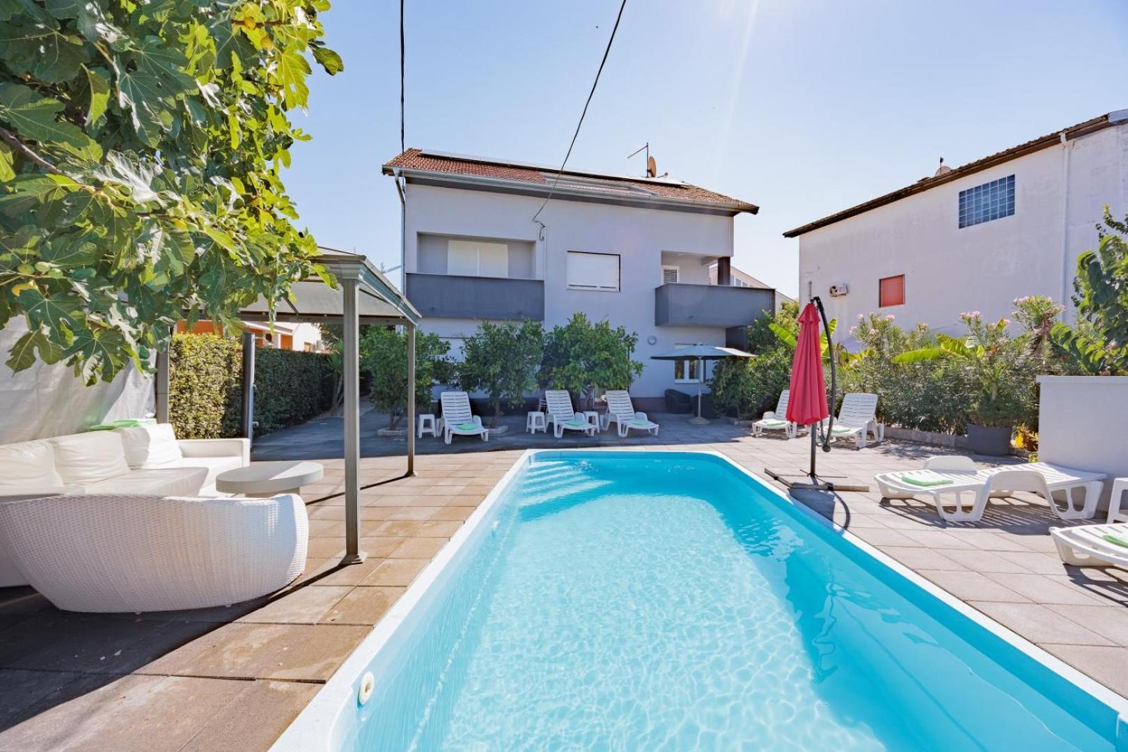 Апартаменты Crowonder Lucky House With Pool And Patio 30 Meters From The